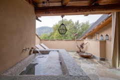1-la-vasca-in-pietra, spa, privata-per-due-persone,-ad-uso-esclusivo-dell'appartamento per le vacanze, la-Terrazza-Naturas