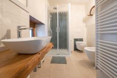 4-il-bagno-dellappartamento-la-Terrazza-Casette-nel-Bosco-Naturas, con doccia e bidet