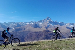 Mountain bike verso il Monviso ph. VéloViso