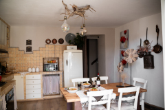 3-cucina-baita-casette-nel-bosco-naturas con frigo, forno, microonde, gas a 5 fuochi